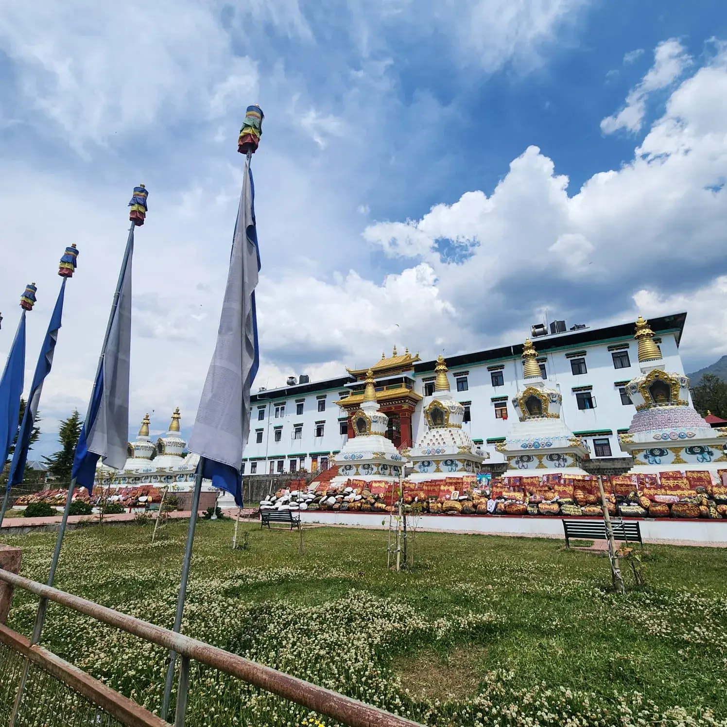 Institute grounds and stupas in Bir