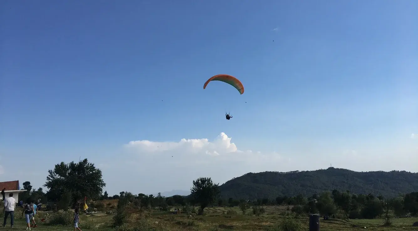 A paraglider working the thermals over Bir-Billing